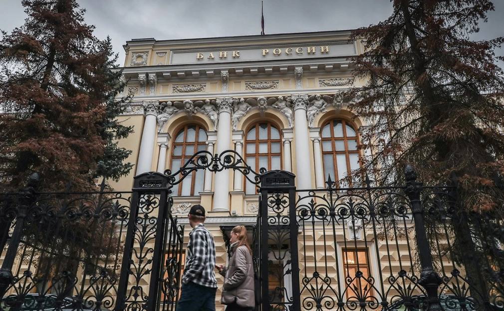 Центробанк оценил рост доступности жилья в 2025 году  Индекс доступности жилья это площадь объекта недвижимости которую можно купить в ипотеку по средней по рынку ставке По рыночной ипотеке на среднюю зарплату можно купить 16 кв м в новостройках и 20 кв м на вторичке оба показателя выросли с начала года  Индекс доступности жилья по комбоипотеке рыночная ипотека льготные программы семейная и дальневосточная почти не изменился 60 кв м для дальневосточной или арктической ипотеки и 45 кв м для семейной  Среди крупнейших регионов по семейной комбоипотеке самый высокий показатель в Московской области 49 кв м самый низкий в Москве 31 кв м ипотека Фото Андрей Любимов РБК Читать РБК Недвижимость в Telegram