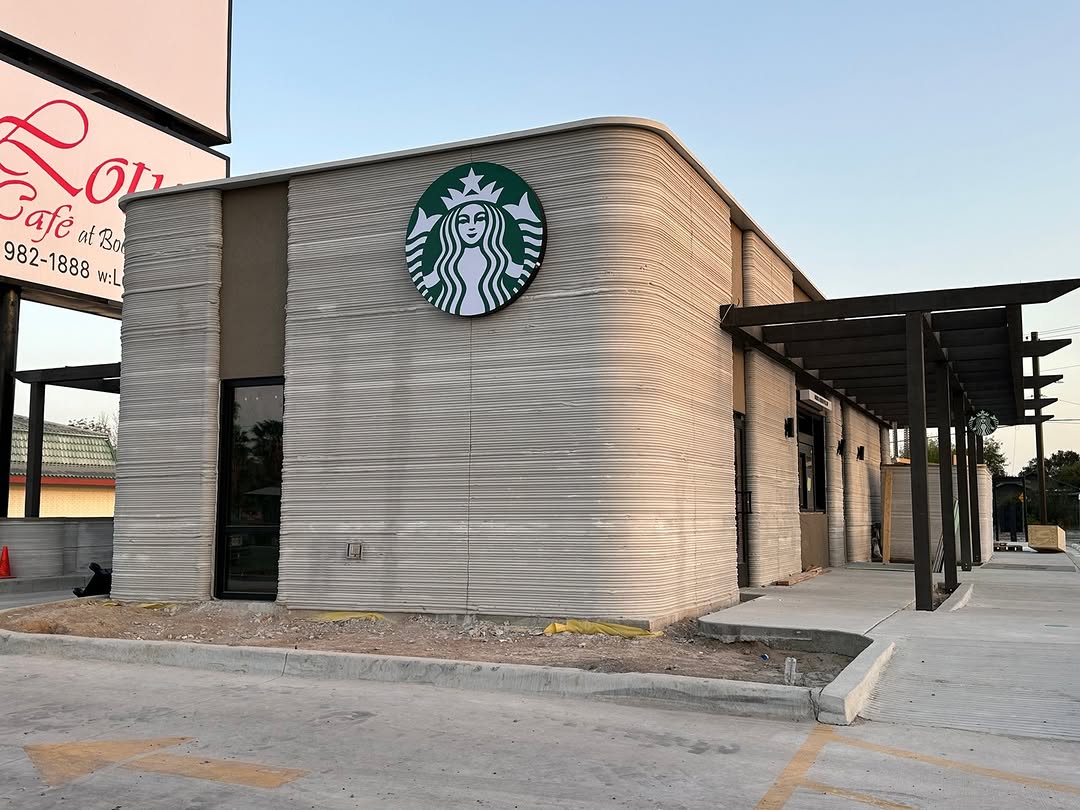 Starbucks открывает в Техасе свой первый 3D-печатный ресторан. Вместо кирпичей — бетон, напечатанный на гигантском принтере от PERI 3D и COBOD. Стоимость строительства — почти $2 млн. От сгенерированного контента в ленте, до сгенерированных домов