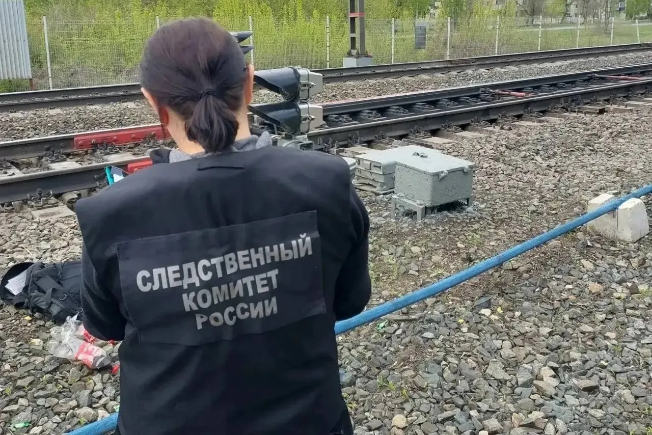 ЖИТЕЛЬ САМАРСКОЙ ОБЛАСТИ ПОПАЛ В БОЛЬНИЦУ ПОЛУЧИВ ТРАВМЫ НА ЖЕЛЕЗНОЙ ДОРОГЕ Как сообщает Центральное межрегиональное следственное управление на транспорте Следственного комитета РФ днем 2 мая 2026 года на станции Стахановская пригородным скоростным электропоездом был травмирован местный житель Пострадавший доставлен в больницу с различными травмами Следственными органами Центрального МСУТ СК организована доследственная проверка по ст 263 УК РФ нарушение правил безопасности движения и эксплуатации железнодорожного транспорта устанавливаются все обстоятельства происшествия оцениваются действия ответственных лиц   СитиТрафик Во время отключения   интернета все публикации можно посмотреть в нашем канале MAX   max ru eshcho