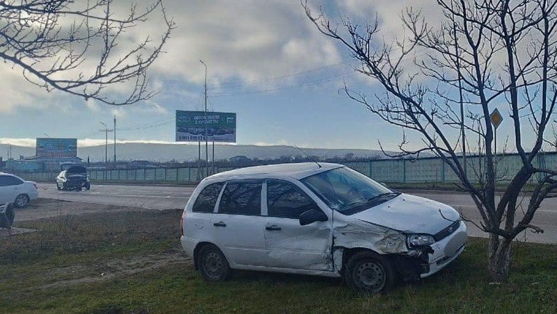 Мужчина пострадал в ДТП с двумя машинами в Минводах    Авария с двумя машинами произошла в Минводах. С травмами в больницу попал 56-летний горожанин. Такой информацией поделилась пресс-служба Госавтоинспекции Ставрополья.   По данным автоинспекторов, ДТП случилось 21 декабря примерно в 13:30. Водитель Lada Granta не предоставил преимущество в движении транспорту и врезался в Lada Kalina. С травмами 56-летнего водителя Kalina доставили в Минераловодскую больницу.    Мужчина за рулем Granta злостным нарушителем ПДД не является. 24-летний местный житель имеет шестилетний водительский стаж. Автоинспекторы ведут проверку.  Фото: Госавтоинспекция Ставрополья