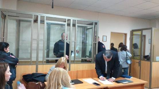 Суд отказался выпускать Кушнарёва под залог в 7 миллионов рублей Сын Виталия Кушнарёва предложил 7 миллионов за освобождение экс замгубернатора из СИЗО Сумму в 7 миллионов предложил внести сын подсудимого Однако суд счёл невозможным освобождение Кушнарёва из за того что он может оказать давление на участников процесса или скрыться Кушнарёва оставили в СИЗО до 3 января Также суд отказался снимать арест на имущество семьи Виталия Кушнарёва Его супруга просила снять ограничения хотя бы с одного объекта это Берёзовая аллея в Москве потому что объектом Кушнарёвы владеют вместе с другим собственником Однако суд причин для вывода объекта из под ареста не нашёл Подписаться на Новости Ростова Прислать новость Мы в Max rostovnews61