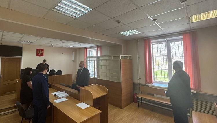 В Приморье после апелляции со стороны защиты вынесли оправдательный приговор бывшему главу ЗАТО Фокино. Его обвиняли в халатности: чиновник не обеспечил транспортное сообщение между материком и островом Путятин, что не позволило вовремя госпитализировать женщину. Из-за несвоевременно оказанной помощи она умерла.  Экс-главе городского округа было назначено наказание в виде лишения свободы на срок 2 года и 6 месяцев условно с испытательным сроком на 2 года и 6 месяцев. Апелляционным приговором краевого суда он признан невиновным и оправдан в связи с отсутствием в его деянии состава инкриминируемого преступления.  Прокуратура края намерена оспорить указанное судебное решение в кассационном порядке с постановкой вопроса о его отмене и направлении дела на новое апелляционное рассмотрение.