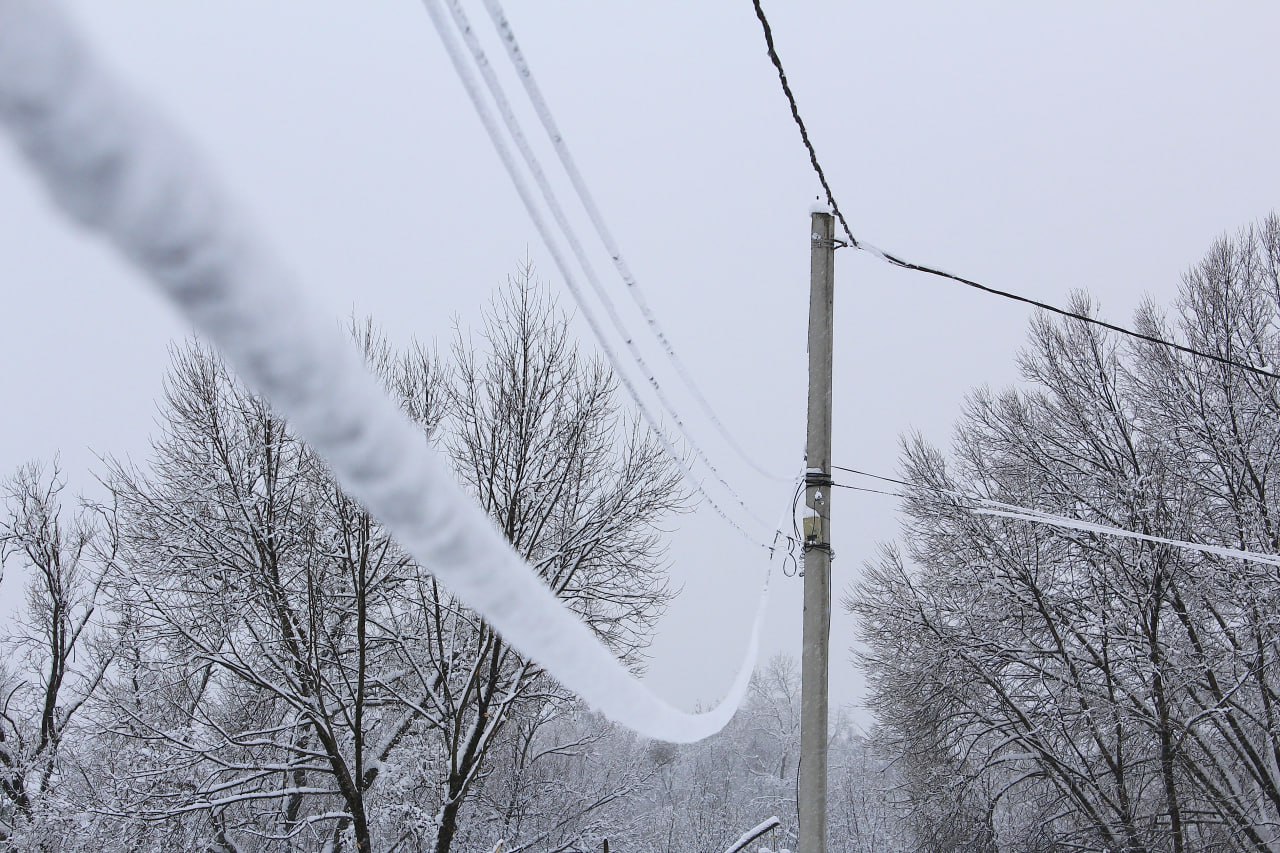 Уважаемые мытищинцы Синоптики предупреждают что с 9 утра 12 февраля до 9 утра 13 февраля в Москве и Подмосковье будет действовать желтый уровень погодной опасности Днем в четверг и в ночь на пятницу ожидается мокрый снег местами сильный Также возможно налипание мокрого снега на проводах и деревьях и образование гололедицы на дорогах Уважаемые жители по возможности откажитесь от поездок на личном транспорте особенно на дальние расстояния Будьте внимательны и осторожны Паркуйтесь правильно не препятствуйте работе экстренных служб и уборочной техники В случае возникновения чрезвычайной ситуации или ДТП звоните по единому номеру экстренных служб 112 Подписывайтесь на MAX и Telegram каналы Главы городского округа Мытищи Юлии Купецкой мытищи новости Социальные сети городского округа Мытищи