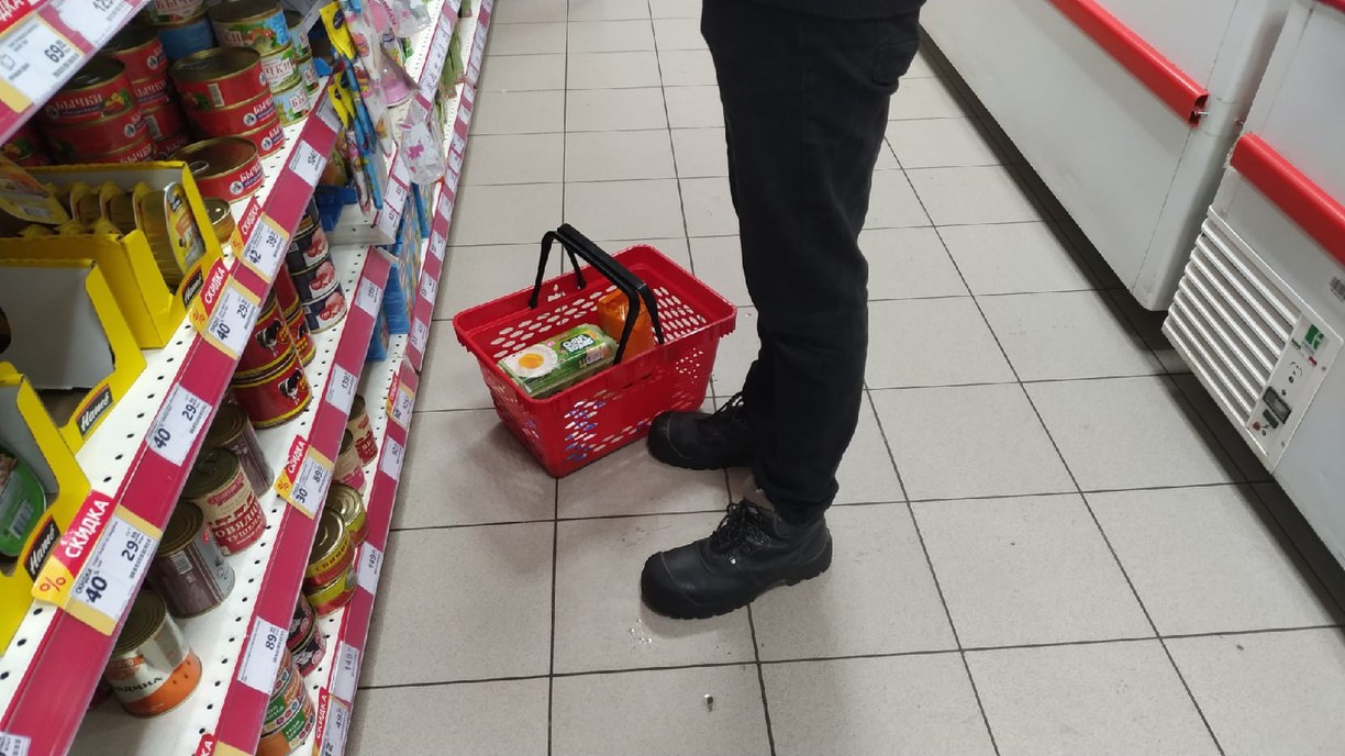 Минимальный продуктовый набор в Новосибирске подорожал В июне 2025 года его цена достигла 8 358,11 рубля, увеличившись на 1,4 % по сравнению с маем и на 15,3 % с начала года, сообщает Новосибирскстат. Основу минимального набора составили макаронные изделия 24,5 % , овощи и фрукты 23,7 % , молочная продукция 19,6 % и мясо 16,9 % . Также в перечень вошли яйца, рыба, чай, сахар и кондитерские изделия.