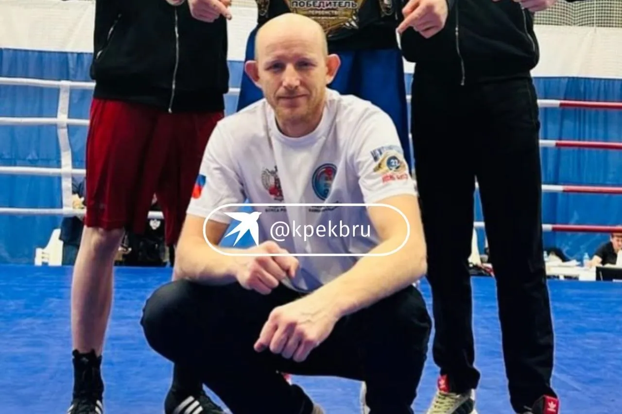 Мальчик которого пинал тренер по боксу в Каменске Уральском оказался его сыном Об этом КП Екатеринбург сообщили в федерации бокса Каменск Уральского Там вступились за 41 летнего тренера Николая Бобенко которого обвинили в том что он избивает своих воспитанников Это их семейные дела мы туда не лезем Конечно он не прав что ударил ребенка Но мы ждем заключения следственных органов рассказала КП Екатеринбург председатель городской федерации бокса Ольга Шумкова Про Николая могу сказать что на него никогда не поступали жалобы У него очень высокие результаты как у тренера Сейчас многие родители пишут и говорят слова в поддержку Николая Мы считаем что это была целенаправленная провокация Известно что у Николая Бобенко есть два сына Оба мальчика занимаются боксом На видео был младший сын Николая Возбуждено уголовное дело по 117 статье УК РФ Истязание   Подпишись на КП Екатеринбург Мы в Maкс