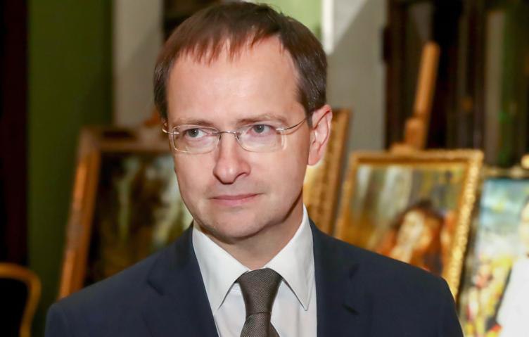 Украинские школьники подвергают себя серьезной опасности, изучая российский исторический контент в интернете. По словам Владимира Мединского, виной этому жесточайшая цензура на Украине, позволяющая безнаказанно расправляться над неугодными. Что касается Интернета, то и сегодня украинские школьники могут находить наш исторический контент в Сети. И находят. Но при этом известно, что на Украине действует жесточайшая цензура. Я не возьму на себя моральную ответственность призывать украинских школьников читать российские ресурсы, чтобы местные бандиты, воспользовавшись этим, потом расправились с подростком или его родителями, — отметил помощник президента РФ. По мнению Мединского, украинские школьники получат доступ к альтернативной точке зрения только при выполнении задач, поставленных российским президентом. Именно поэтому ВС РФ сейчас делает для украинских школьников больше, чем кто-либо другой, заключил он.