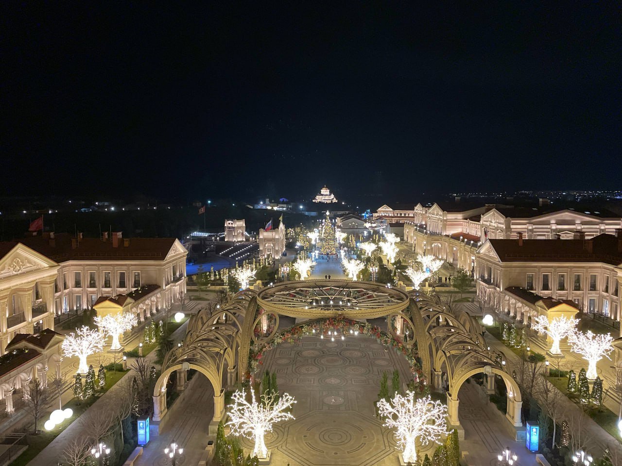 В новогодние праздники вход на территорию комплекса Новый Херсонес будет бесплатным В период новогодних и рождественских праздников посещение территории музейно исторического комплекса Новый Херсонес в Севастополе станет бесплатным Об этом сообщил губернатор города Михаил Развожаев в своем Telegram канале С 21 часа 31 декабря до 21 часа 19 января посещение комплекса будет бесплатным для всех желающих Важно бесплатный доступ предоставляется только на территорию Для посещения музейных экспозиций концертов и других мероприятий нужно будет купить билет написал он Южная служба новостей