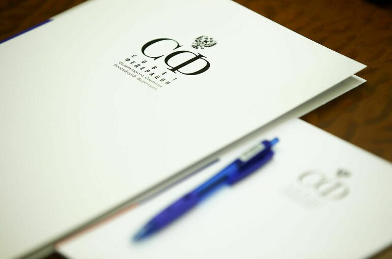 Совет Федерации ратифицировал договор о правовой помощи с Сейшельскими Островами Совет Федерации одобрил ратификацию договора с Сейшельскими Островами о взаимной правовой помощи по уголовным делам. Договор был подписан в Санкт-Петербурге 27 июля 2023 года, а инициировал его Президент РФ Владимир Путин. Основная цель договора – сотрудничество в правовых вопросах, касающихся уголовных дел, если преступление наказуемо в обеих странах. Этот закон вступит в силу через 10 дней после официального опубликования.