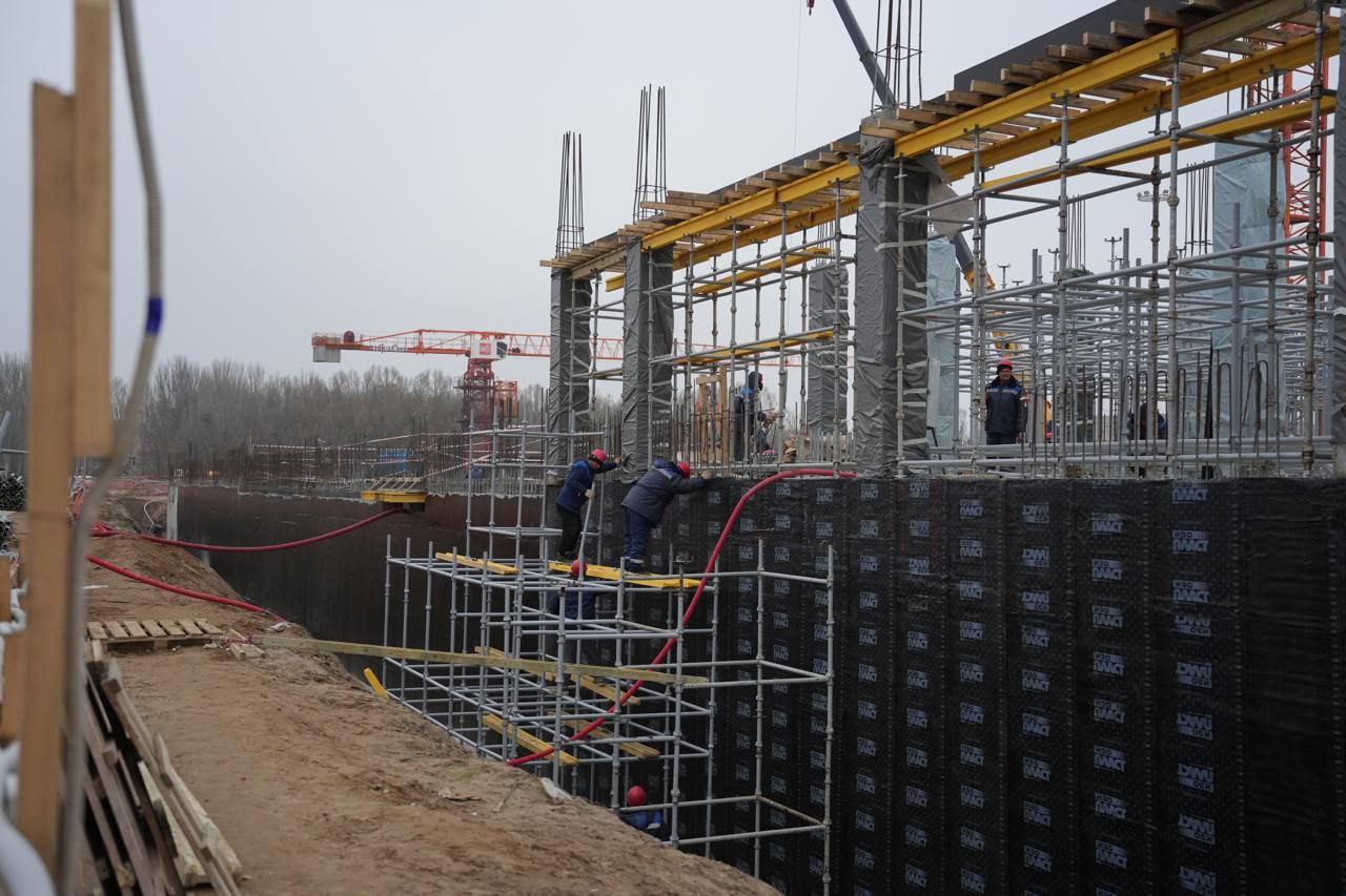 Марат Хуснуллин в Мелитополе завершено строительство инфекционного корпуса педиатрического медцентра Доступность качественной и своевременной медицинской помощи напрямую сопряжена с созданием современной инфраструктуры здравоохранения В воссоединённых регионах строительство и восстановление медицинских учреждений как для взрослого населения так и для детей идёт по сформированным до 2030 года отраслевым программам Например в Мелитополе Запорожской области специалисты возводят многопрофильный педиатрический центр в инфекционном корпусе которого на сегодняшний день завершены строительно монтажные работы он готов к последующей установке оборудования Об этом сообщил Заместитель Председателя Правительства Марат Хуснуллин Программа социально экономического развития Донбасса и Новороссии включает в себя мероприятия по формированию современной системы медицинского обслуживания Для этого ведётся строительство и восстановление объектов здравоохранения призванных создать комфортную среду для размещения и лечения пациентов а также работы медперсонала В Мелитополе для одновременного обслуживания порядка 350 юных жителей Запорожской и Херсонской областей возводят два корпуса многопрофильного педиатрического медцентра На сегодняшний день завершено строительство пятиэтажного здания будущего инфекционного отделения площадью 13 тыс кв м оно готово для установки медоборудования Работы в будущем семиэтажном педиатрическом корпусе тоже близятся к завершению выполнено 70 рассказал Марат Хуснуллин Зампред Правительства добавил что работы ведутся под контролем ППК Единый заказчик в сфере строительства Оказывать стационарную неотложную и плановую медицинскую помощь детям и лечить их от инфекционных заболеваний в будущем педиатрическом центре будут свыше 600 врачей и специалистов 15 различных профилей В инфекционном корпусе завершены монолитные и кладочные работы обустройство кровли и инженерных сетей отделка фасада и внутренних помещений В семиэтажном педиатрическом корпусе площадью около 25 тыс кв м будут оборудованы помещения приёмного отделения и стационара а также реанимационный и хирургический блоки отделения дневного пребывания пациентов лучевой диагностики гематологии и нейротравматологии добавил генеральный директор Единого заказчика Карен Оганесян