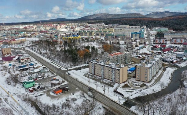 В Долинске взяли в работу проблемные вопросы, озвученные во время прямой линии Валерия Лимаренко  Глава Долинского района Александр Тугарев смотрел прямую линию губернатора Валерием Лимаренко вместе с профильными специалистами администрации, чтобы быть готовыми отвечать на вопросы, касающиеся Долинского района. Озвученные жителями проблемные вопросы сразу взяли в работу.  "Житель Долинска задали вопрос губернатору Сахалинской области Валерию Лимаренко во время Прямой линии. Он поинтересовался, когда в Долинске будет построен бассейн. Глава региона ответил, что в ближайшие три года строительство бассейна не запланировано, потому что есть необходимость строить более важные для района объекты, например - поликлинику",  - сообщил Александр Тугарев, отметив, что прямое общение главы региона с населением - эффективный инструмент обратной связи.    Прислать новость   Подписывайся на «АСТВ.ру