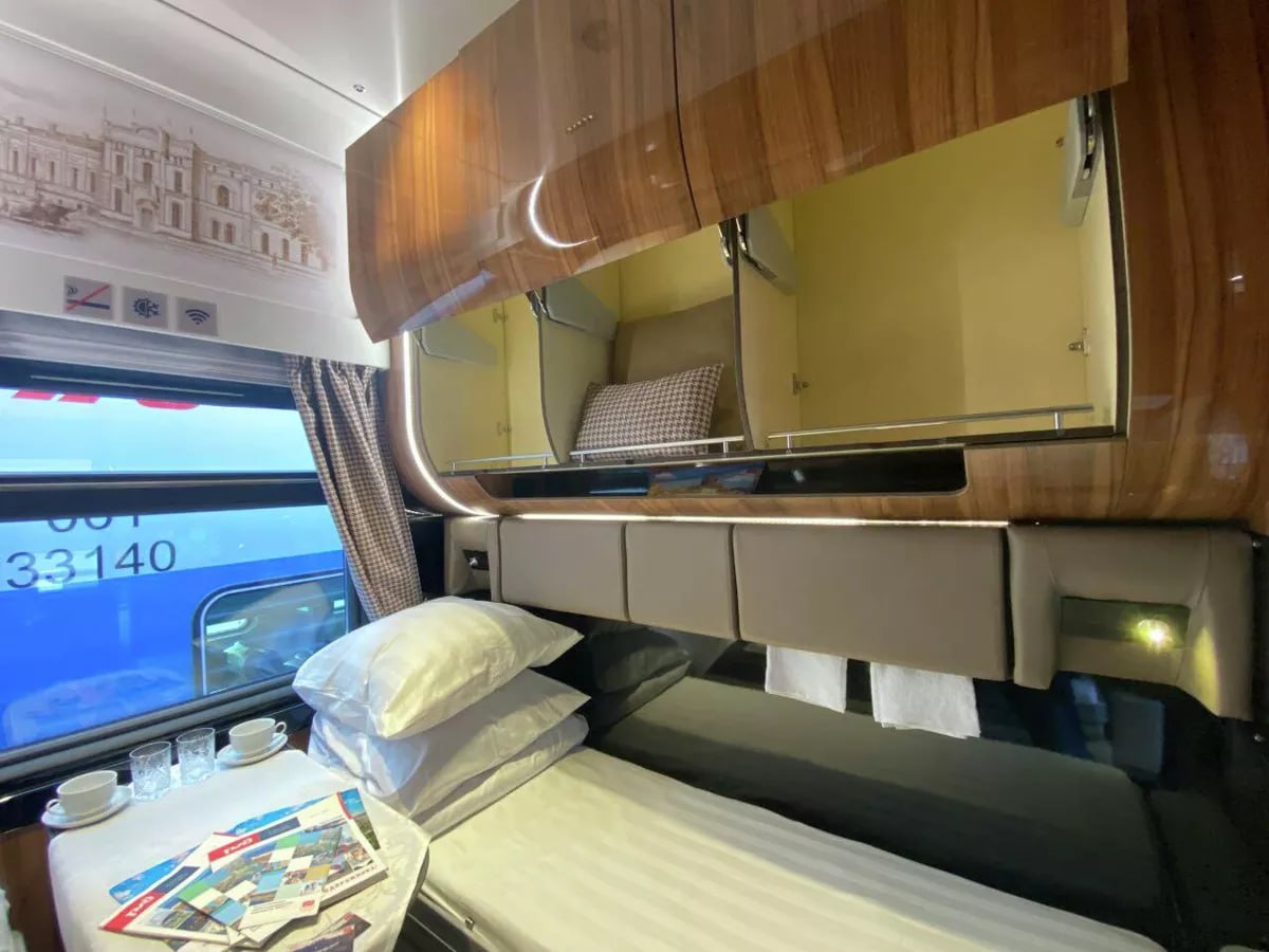 Пижамы появятся в поездах дальнего следования Получить такой комплект можно будет в вагонах класса люкс в некоторых составах сообщил глава ФПК Владимир Пястолов Пижамы начнут выдавать в 2026 году Для пассажиров теперь будут предусмотрены индивидуальные пижамы которые позволят нашим путешественникам почувствовать себя как дома и наполнят поездку уютом и комфортом сказал он Доплачивать к слову за такую роскошь не придется Подпишитесь на Абзац TG VK Дзен MAX Rutube