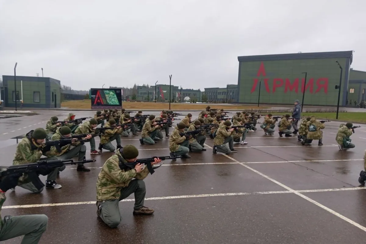 Власти потратили не менее 50 млрд рублей на центры для военной подготовки школьников Вот Так За последние пять лет российские власти направили на создание и работу центров где проходят обязательные военные сборы для школьников как минимум 50 млрд рублей пишет издание Вот Так Согласно расследованию на центры Авангард в 39 регионах из бюджета выделено не менее 36 5 млрд рублей из них 13 6 млрд на один только подмосковный центр На сеть центров Воин потрачено почти 15 млрд рублей В планах строительство новых центров по всей стране Центры Авангард это специализированные военно патриотические лагеря где с 2023 года российские школьники проходят обязательные военные сборы Восьмиклассники находятся там три дня десятиклассники пять дней Программа встроена в школьный предмет Основы безопасности и защиты Родины ОБЗР Вот Так пишет что подростки живут в условиях приближенных к армейским носят форму занимаются строевой подготовкой стрельбами изучают обращение с оружием тактику управление дронами а также проходят интенсивное патриотическое воспитание Школьники побывавшие на сборах рассказывают о постоянных попытках вербовки в армию и силовые структуры а также о склонении к поступлению в военные учебные заведения Был один урок который мне совсем не понравился Нам рассказывали что служить в армии не так уж и плохо Что это всего лишь одна зима и одно лето и все очень быстро пройдет В начале урока спросили кто хочет служить таких оказалось немного А после урока уже все хотели рассказал один из подростков Фото Авангард