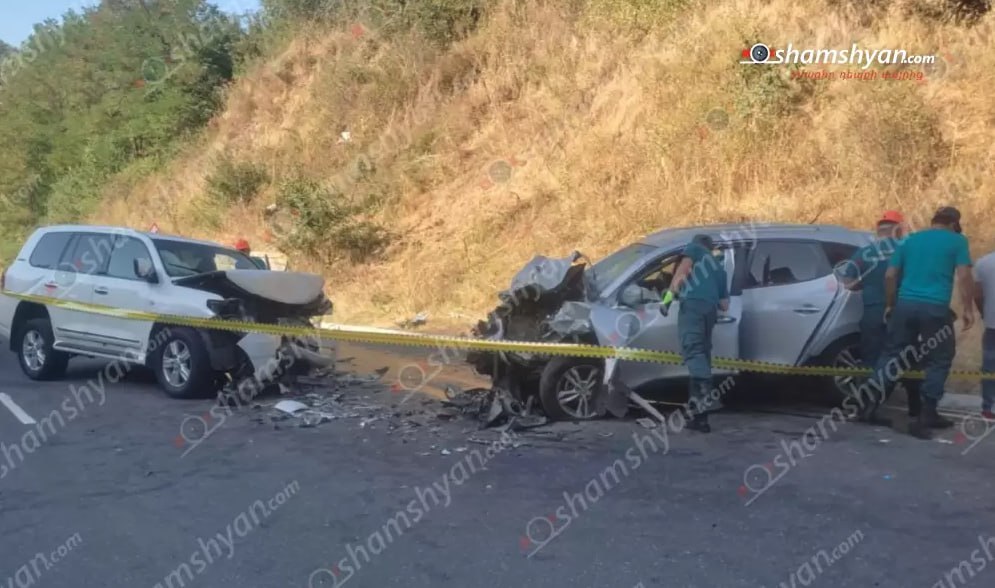 В Дилижане столкнулись Toyota Land Cruiser и Hyundai X35 из 10 пострадавших 4 дети сообщает Shamshyan com Некоторых пострадавших в больницу доставили граждане на своих личных автомобилях