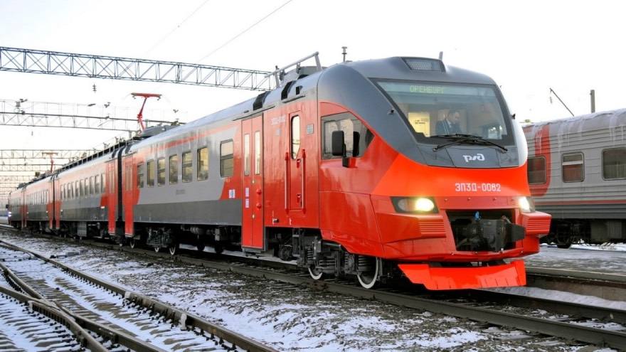 Порядок курсирования некоторых пригородных поездов на ЮУЖД изменится в праздничные дни февраля В связи с общероссийскими праздничными днями с 19 по 24 февраля 2026 года изменится порядок курсирования некоторых пригородных поездов Свердловской пригородной компании на Южно Уральской железной дороге В Челябинской области изменения затронут следующие пригородные поезда 6004 Полетаево 1 Челябинск 7001 7002 Челябинск Миасс 1 7148 Златоуст Челябинск 7007 7027 Челябинск Верхний Уфалей Екатеринбург Пассажирский 7028 7008 Екатеринбург Пассажирский Верхний Уфалей Челябинск 7905 7906 Челябинск Магнитогорск Пассажирский В Оренбургской области изменения затронут следующие пригородные поезда 6745 6747 Бузулук Колтубанка Кинель перевозчиком на отрезке Колтубанка Кинель является АО Самарская ППК 6748 6746 Кинель Колтубанка Бузулук перевозчиком на отрезке Кинель Колтубанка является АО Самарская ППК 6735 6737 Бузулук Колтубанка Самара перевозчиком на отрезке Колтубанка Самара является АО Самарская ППК 6738 6736 Самара Колтубанка Бузулук перевозчиком на отрезке Самара Колтубанка является АО Самарская ППК 7505 Оренбург Бузулук 7506 Бузулук Оренбург 6743 6741 Бузулук Колтубанка Самара перевозчиком на отрезке Колтубанка Самара является АО Самарская ППК 6744 6742 Самара Колтубанка Бузулук перевозчиком на отрезке Самара Колтубанка является АО Самарская ППК Подробнее При планировании поездки просим уточнять расписание Более подробно со всей информацией можно ознакомиться в мобильных приложениях РЖД Пассажирам ПроТранспорт на сайтах ОАО РЖД и АО СПК а также на станциях и в пригородных кассах Продажа билетов открывается за 10 дней до отправления поезда Желаем пассажирам безопасных и комфортных поездок