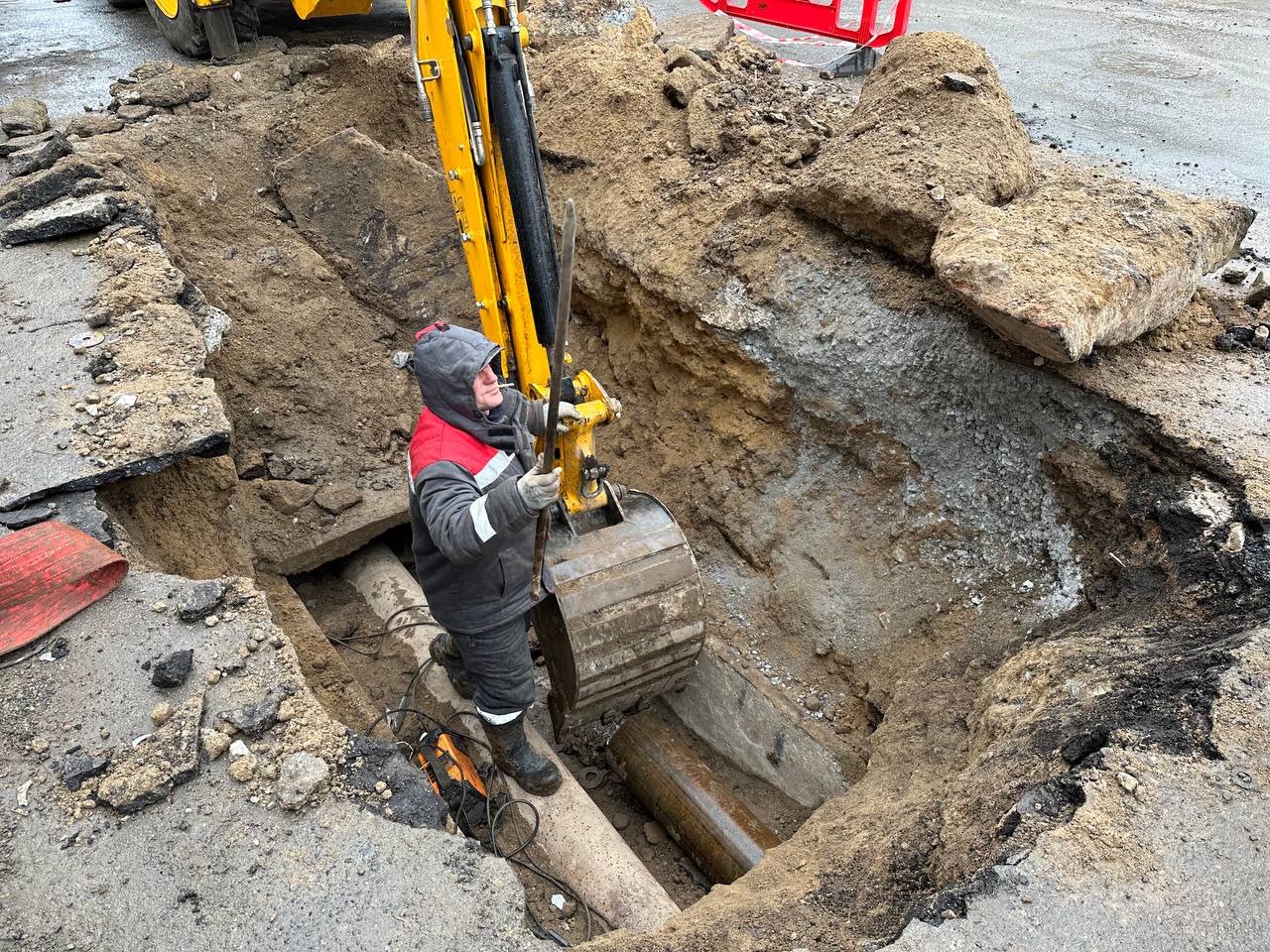 За 13 января устранено 274 аварии на сетях водоснабжения и водоотведения Донбасса. Как сообщили в оперштабе, работали 99 аварийные бригады.   На сетях теплоснабжения зарегистрировано 20 аварий, 15 из которых устранены. В аварийных работах задействованы 16 бригад.  Населению и в котельные доставлено около 1200 куб. м воды.