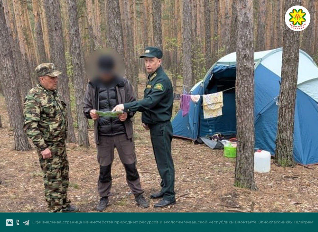Первомайские выходные в Чувашии проходят без нарушений противопожарного режима По данным Минприроды Чувашии, на сегодняшний день фактов нарушений не установлено. Сотрудники отдела федерального государственного лесного контроля надзора Минприроды Чувашии совместно с сотрудниками КУ «Лесная охрана» осуществляли усиленное патрулирование лесных массивов, в особенности на территории Чебоксарского лесничества Заволжье . Проводились разъяснительные беседы с отдыхающими на природе гражданами и распространялись информационные памятки. Данные меры соответствуют поручению Главы Чувашской Республики Олега Николаева об оперативном выявлении и пресечении нарушений противопожарной безопасности. Руководитель Минприроды Чувашии Эмир Бедертдинов призвал жителей республики проявлять уважение к природе, поддерживать чистоту, а также отказаться от разведения костров в лесах. Ведомство предупреждает о высоких штрафах за нарушения.
