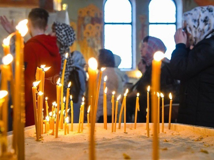 В субботу православные чтят память благоверного князя Александра Невского одного из самых прославленных полководцев в истории Руси Знаменитый государственный и военный деятель покровитель нашего города Александр Невский был первым кто заговорил о необходимости создания на Волге сторожевой крепости позже на этом месте был основан Царицын 6 декабря отмечают день памяти и святого Митрофана Воронежского который был епископом Русской церкви и жил в XVII XVIII веках По народному календарю в субботу 6 декабря 2025 года отмечается Митрофанов день В этот день существовал ряд запретов которые было важно соблюдать Не рекомендовалось надевать новую или неудобную обувь так как это могло привести к проблемам в жизни Также стоило избегать злости ругани и ссор важно сохранять мир и спокойствие Кроме того в Митрофанов день не следовало общаться с врагами и недругами или обращаться за помощью так как это могло вызвать конфликты и ссоры