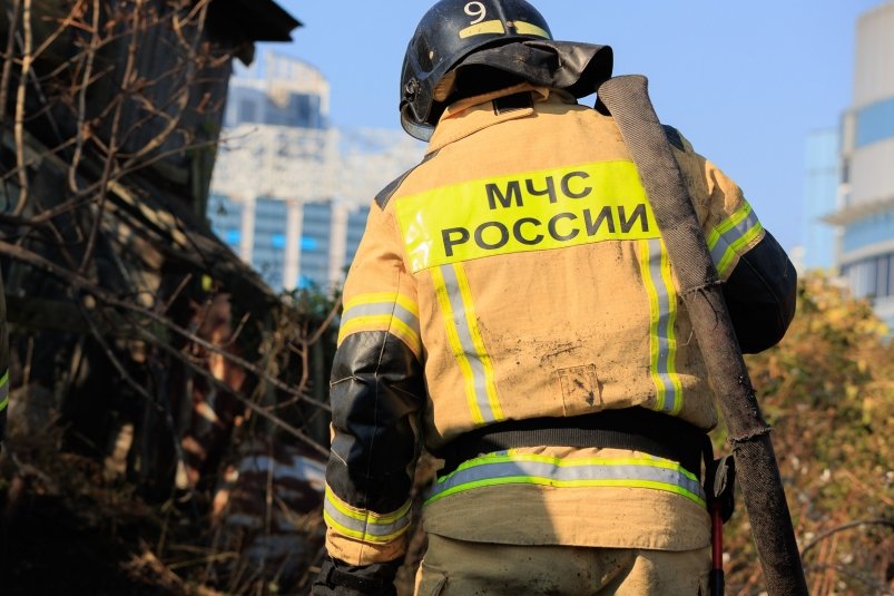 Крупное здание и две машины сгорели в Нерюнгринском районе Якутии Предположительная причина несоблюдение правил пожарной безопасности при эксплуатации печи Читать подробнее на сайте