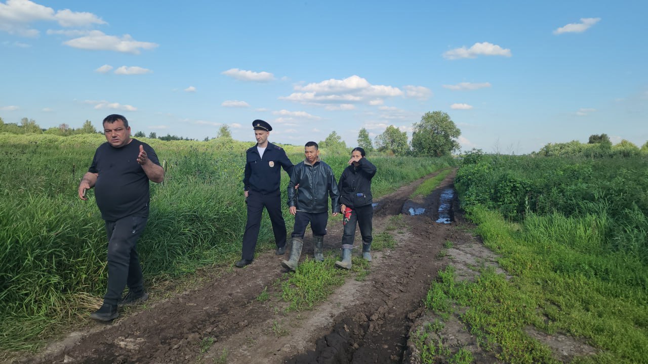 В подмосковных Люберцах зоозащитники спасли 30 собак, которых собирались пустить на мясо. На выходных в соцсетях появилась информация, что в деревне Михнево работает целая ферма по забою собак. Руководитель приюта «Лохматая душа» Валентина Силач приехала из Чехова, чтобы забрать животных. Щенки содержались в тесных клетках, в холодильниках обнаружили мясо и кости. По словам местных жителей, вьетнамцы с 2018 года живут на поле в деревне Михнево в бараках и работают на агрофирму. Собак разводят здесь же. После очередного скандала на ферму приехал наряд полиции. Двоих рабочих Вьетнама задержали. Щенков отправили в приют для животных в Чехов. Несколько малышей оставили под кураторство волонтеров. Интересно, что в самой Корее принят закон, запрещающий разводить собак на мясо, а большинство корейцев давно воспринимает собак как компаньонов, а не еду. Подписаться Написать