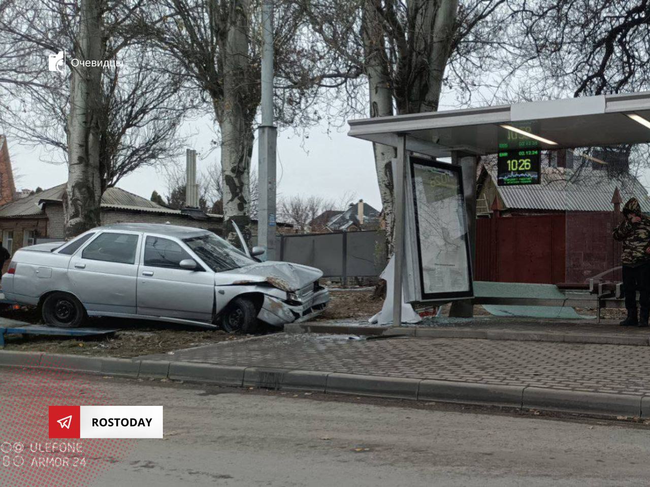 Легковая влетела в остановку на улице Морозова в Таганроге.    Новости Ростова