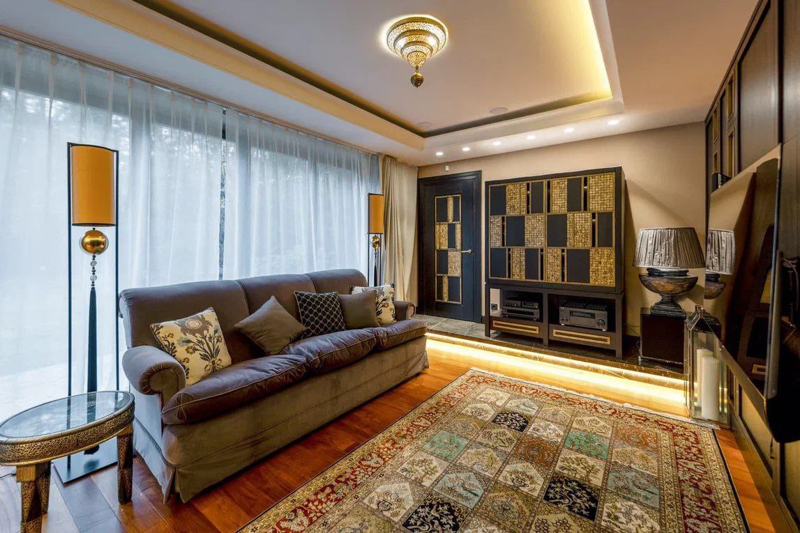 Актёр Стивен Сигал выставил на продажу свой загородный особняк на Рублёво Успенском шоссе в Подмосковье Объект включает двухэтажный дом гостевой флигель с баней и беседку на участке в 15 соток Сумма сделки пока не раскрывается mosreg поток