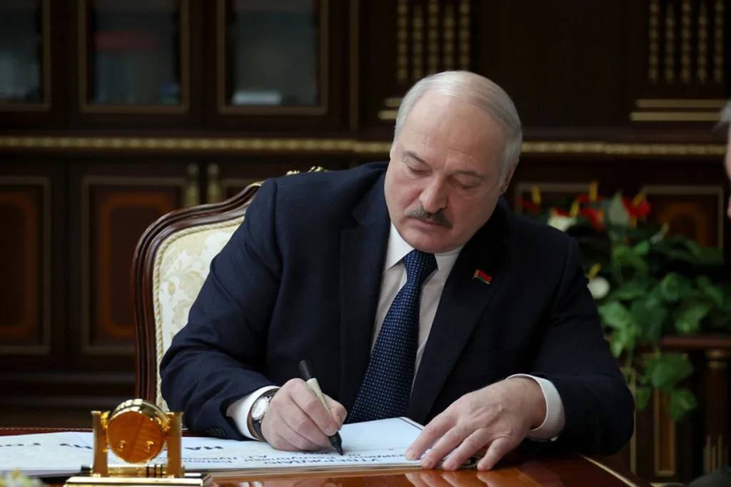 Александр Лукашенко 9 сентября подписал Указ которым наделил Министерство внутренних дел полномочиями на подписание Конвенции Организации Объединенных Наций против киберпреступности Соответствующая Конвенция была принята 24 декабря 2024 года Полное название документа Конвенция Организации Объединенных Наций против киберпреступности укрепление международного сотрудничества в борьбе с определенными преступлениями совершаемыми с использованием информационно коммуникационных систем и в обмене доказательствами в электронной форме относящимися к серьезным преступлениям