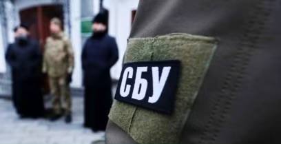 В Одессе задержали священников УПЦ за «оправдание России» В Одессе задержали двух священнослужителей канонической Украинской православной церкви. По данным СБУ, 58-летний священник Одесской епархии в разговорах с прихожанами «героизировал россиян» и якобы «оскорблял религиозные убеждения других конфессий». Вторым задержанным стал 44-летний протоиерей УПЦ, которого обвиняют в «оправдании ударов по инфраструктуре Украины» во время проповедей. Обоим предъявлены обвинения в «оправдании действий России» и «нарушении равноправия граждан по религиозному признаку». Им грозит до восьми лет лишения свободы и конфискация имущества. Осташко! Важное подпишись