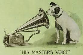 Любой владелец собаки скажет вам что собаки понимают много слов Исследования подтверждают это впечатление Помимо собак с обычным уровнем знаний человеческого языка есть собаки языково одаренные Такие вундер собаки встречаются в разных странах в разных домах и семьях и независимо от породы Вышла статья ученых исследовавших способность этих собак улавливать слова из человеческого разговора которые даже не адресованы собакам Исследователи обнаружили что одаренные собаки могут выучить названия предметов подслушивая разговоры даже если предметов в данный момент нет в поле зрения Они делают это так же хорошо как 1 5 летние дети а то и лучше