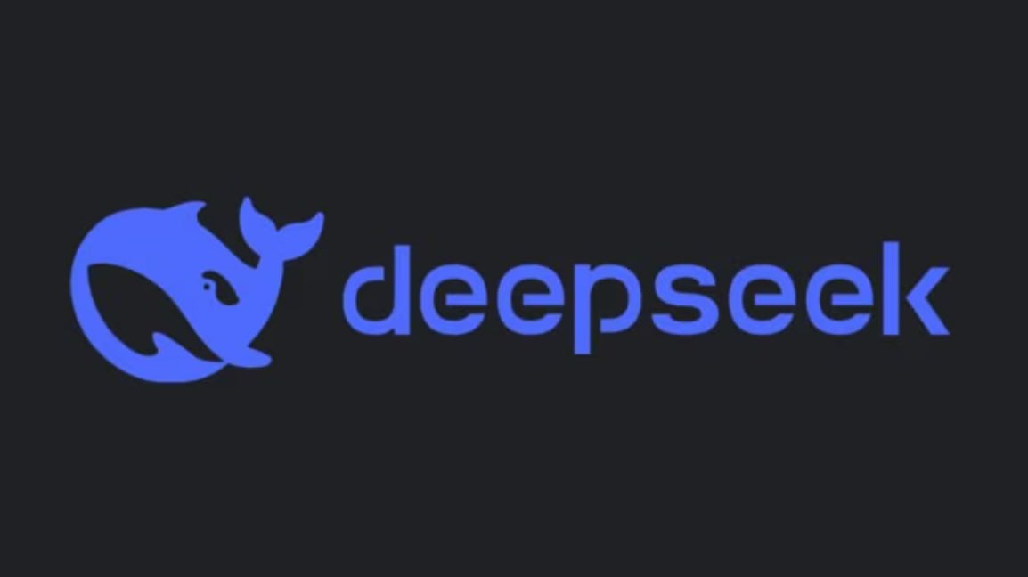 Глава DeepSeek: мы создали наш ИИ на основе советских разработок 1985 года  Руководитель стартапа DeepSeek Лян Вэньфэн признался, что основой для самой мощной из существующих на сегодняшний день нейросетей стал программный код советских программистов, написанный ещё в 1985 году.  «Не буду лукавить, наш искусственный интеллект был создан на базе советских разработок, а именно – системы ОГАС академика Глушкова, – заявил он в интервью YouTube-каналу американского блогера Лекса Фридмана. – Без неё мы бы никогда не догнали американцев с их ChatGPT».  Предприниматель в этой связи сообщил, что собирается в ближайшее время учредить премию имени Виктора Глушкова, а также открыть в Пекине музей, посвящённый научным достижениям СССР.  «В отличие от многих, я никогда не забывал, благодаря какой стране сегодня существует независимый Китай, – подчеркнул Вэньфэн. – Теперь мой собственный проект вырос до международного уровня. Поэтому я хочу сохранить память о СССР и вкладе советских учёных в научно-технический прогресс, такой музей мы откроем уже в этом году. Основой для него станет архив Глушкова».