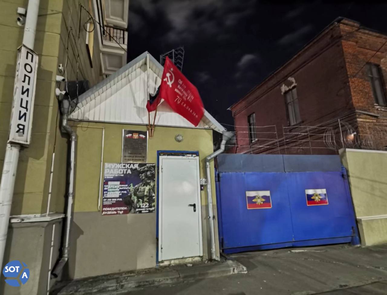 13 человек отпустили из отдела полиции в Воронеже после задержания на круглом столе 13 человек отпустили из отделения полиции 6 Остальные 6 человек по прежнему находятся в здании что им предъявляют все еще неизвестно По словам местного активиста силовики при задержании спрашивали про связь с Юлией Галяминой Некоторым задержанным в отделе предложили сдать тест ДНК с помощью ватной палочки Фото SOTAvision