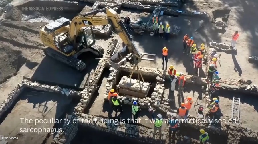 В Венгрии нашли нетронутый римский саркофаг Уникальную находку обнаружили сотрудники Будапештского исторического музея при раскопках в районе Обуда сообщает Associated Press Вместе с останками археологи нашли два стеклянных сосуда бронзовые фигурки 140 монет и украшения По предварительным оценкам захоронению целых 1 7 тыс лет Читать SputnikТj в MAX