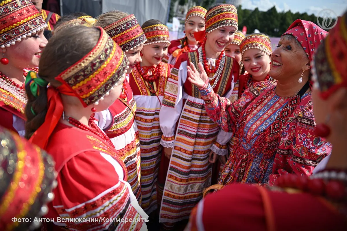 Власти решили как будут выполнять новую президентскую стратегию государственной нацполитики призванную защищать русский язык не допускать очагов межнациональной розни и бороться с распространением идеологии терроризма Согласно утвержденному правительственному плану в 2026 2028 годах в РФ будут проводиться антифашистские конгрессы форумы антропологов и фольклорные экспедиции Также власти намерены популяризировать художественные промыслы коренных народов и этническую музыку Опубликованный план пояснили в правительстве был разработан с учетом предложений федеральных органов власти научных и общественных организаций Подписывайтесь на Ъ в Telegram в MAX Оставляйте бусты