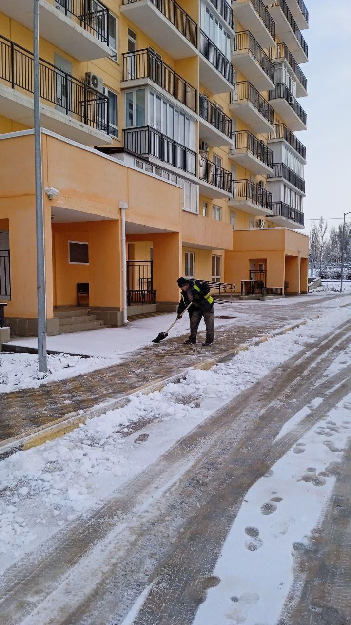 «Мариупольжилкомплекс» приводит в порядок внутридворовые территории в городе  После снегопада во всех районах города дворники тщательно расчищают пешеходные дорожки во дворах и посыпают их песчано-солевой смесью, чтобы предотвратить образование наледи. От снега освобождаются и подходы к подъездам.  Такие работы ведутся во дворах многоквартирных домов на улицах Мамина-Сибиряка, Урицкого, Сеченова, Иртышской Олимпийской и Ялтинской; на проспектах Металлургов, Нахимова, Строителей и Ленина; в переулке Черноморском; на территориях новых жилмассивов: «Изумрудный» и «Невский».