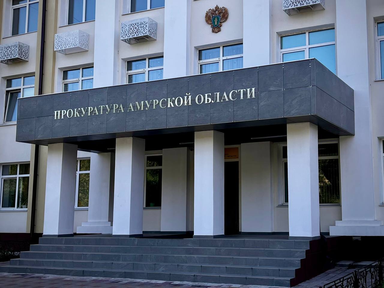 Обманывали пожилых людей В Благовещенске перед судом предстанут жители Новосибирской области похитившие у пенсионеров 6 млн рублей В прокуратуре Амурской области утверждено обвинительное заключение по уголовному делу в отношении двух жителей Новосибирской области Они обвиняются в совершении преступлений предусмотренных ч 4 ст 159 ч 3 ст 159 УК РФ мошенничество то есть хищение чужого имущества путем обмана совершенное с причинением крупного и особо крупного ущерба гражданину группой лиц по предварительному сговору  По версии следствия обвиняемые в конце июня 2025 года прибыли на территорию г Благовещенска где действуя в составе группы мошенников по указанию неустановленного в ходе предварительного следствия куратора работали в качестве курьеров забирая денежные средства у обманутых их сообщниками пожилых граждан г Благовещенска после чего передавали похищенные обманным путем денежные средства неустановленному в ходе следствия участнику группы В результате преступной деятельности злоумышленники обманным путем завладели денежными средствами у двух женщин и одного мужчины пенсионного возраста проживающих на территории г Благовещенска похитив в общей сложности около 6 млн рублей В ходе предварительного следствия на денежный счет дроппера куда поступили похищенные денежные средства проживающего на территории республики Северная Осетия наложен арест Прокуратура Амурской области направила уголовное дело в суд для рассмотрения по существу В соответствии с Уголовным кодексом РФ обвиняемым грозит наказание в виде лишения свободы на срок до десяти лет ПРОКУРАТУРА АМУРСКОЙ ОБЛАСТИ