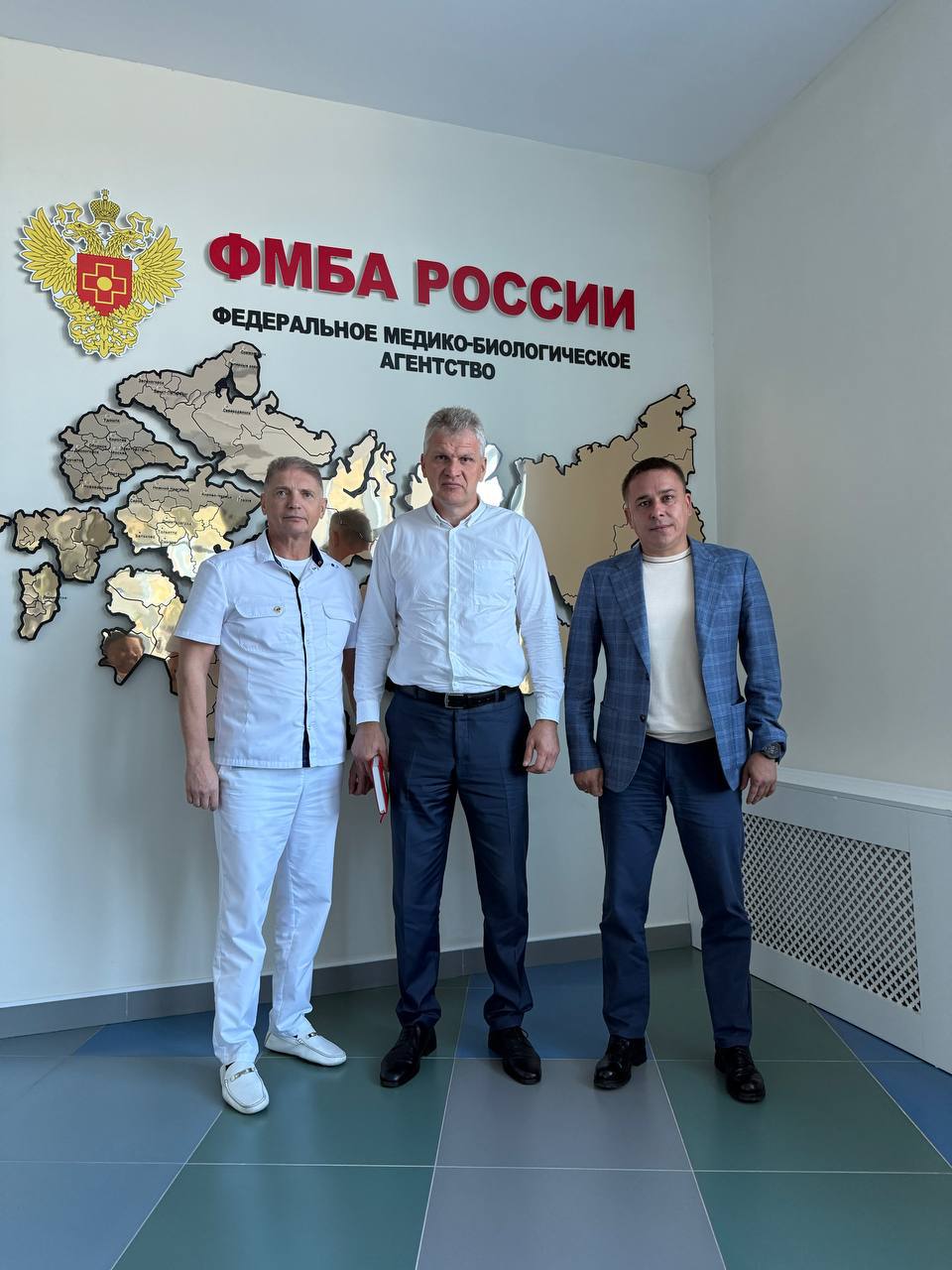 Вместе с депутатом Государственной Думы Алексеем Куринным посетили Федеральный научно клинический центр медицинской радиологии и онкологии ФМБА России в Димитровграде Центр является ведущей площадкой страны по разработке и применению уникальных систем протонной и радионуклидной терапии которые используются для выявления и лечения опухолей различных локализаций В ходе визита встретились с исполняющим обязанности генерального директора учреждения Андреем Белостоцким и поздравили коллектив Центра с прошедшим Днём Федерального медико биологического агентства России Сегодня ФНКЦ МРиО это ключевое звено в развитии отечественной медицинской науки а также важнейший центр по оказанию высокотехнологичной помощи жителям Ульяновской области и пациентам со всей страны Айрат Гибатдинов Подписывайтесь УльяновскаяОбласть ФМБА Медицина Димитровград