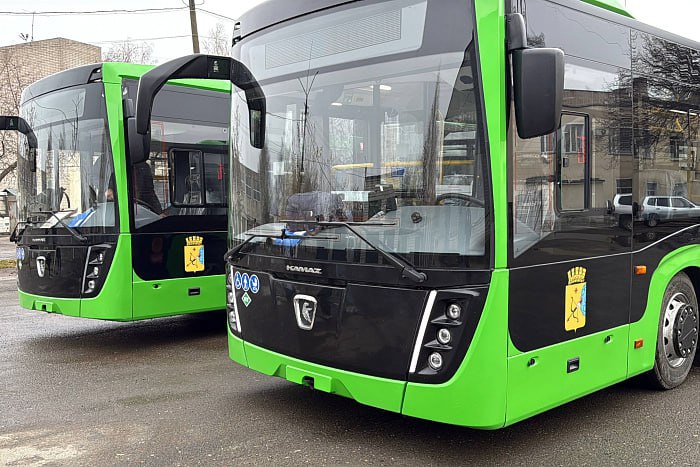 Благодаря национальному проекту Инфраструктура для жизни в Кирове продолжается обновление общественного транспорта В 2025 году на улицы города вышли 50 новых низкопольных газовых автобусов НефАЗ Они не только экологичны но и специально созданы для удобства всех пассажиров с низким полом для маломобильных граждан зонами для колясок яркими электронными табло и системой видеонаблюдения за салоном и состоянием водителя По поручению губернатора Кировской области Александра Соколова вся новая техника выполнена в единой цветовой гамме насыщенном зелёном что подчеркивает узнаваемость и упорядоченность городского транспорта Новые машины уже работают на семи городских маршрутах и перевезли более 1 7 млн пассажиров Их приобретение стало возможным благодаря льготному лизингу при поддержке федерального бюджета Обновление парка это системная работа Ранее в 2023 2024 годах в область уже поступило более 100 автобусов для пригородных и межмуниципальных маршрутов В начале 2026 года в регион ожидается поставка новых партий автобусов Подписывайтесь на канал Кировской области в MAX