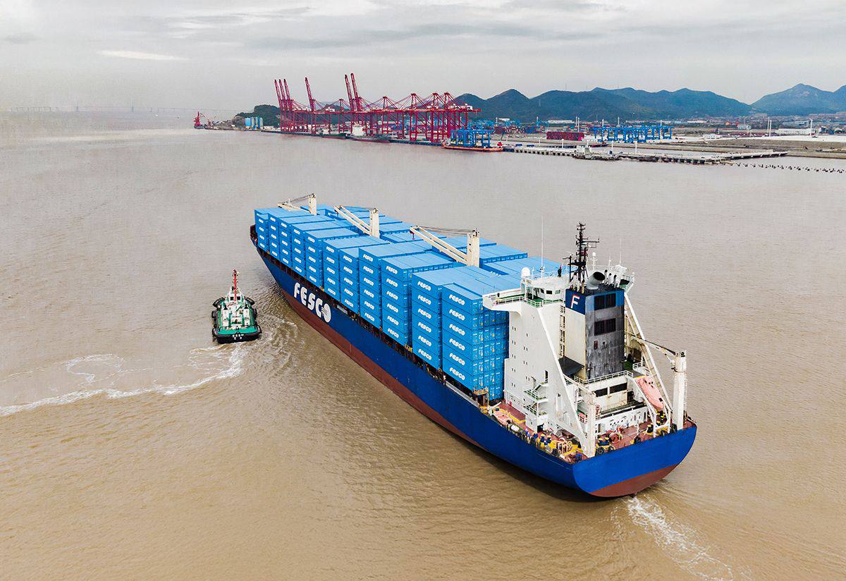 FESCO включила заход в порт Циньчжоу на сервисе FCDL 1 между Владивостоком и Китаем Прибытие первого судна транспортной группы Росатома в Циньчжоу состоялось 14 января Далее заходы будут выполняться раз в две недели FCDL 1 обслуживают три контейнеровоза суммарной вместимостью более 5 тысяч TEU Маршрут сервиса также включает судозаходы в другие порты Китая Наньша Яньтань Шаньтоу Сямынь Добавление Циньчжоу позволяет FESCO предложить клиентам дополнительные возможности для организации перевозок грузов из Гуанси Чжуанского автономного района и прилегающих регионов Подписывайтесь на Росатом Оставляйте бусты новость FESCO