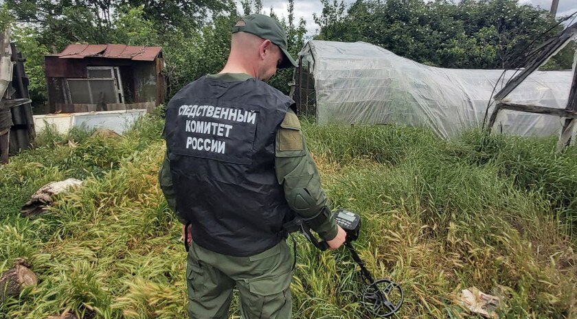 В Каменско-Днепровском районе задержали подозреваемого в смертельном избиении Правоохранители задержали жителя Каменско-Днепровского района по подозрению в смертельном избиении. Об этом сообщили в следственном управлении СК РФ по Запорожской области. «По версии следствия, 28 мая 2025 года в вечернее время подозреваемый находился в одном из домов, расположенных в переулке Виноградный в селе Водяное, где совместно с другими лицами распивал спиртные напитки. Между подозреваемым и 35-летним мужчиной возник конфликт, переросший в ссору. В результате возникших разногласий фигурант нанес потерпевшему множественные удары различными подручными предметами по жизненно важным органам пострадавшего. В результате полученных телесных повреждений мужчина скончался в медицинском учреждении», — говорится в сообщении. Подозреваемый уже дал признательные показания, решается вопрос о мере пресечения. , VK и ОК и читайте новости на нашем сайте