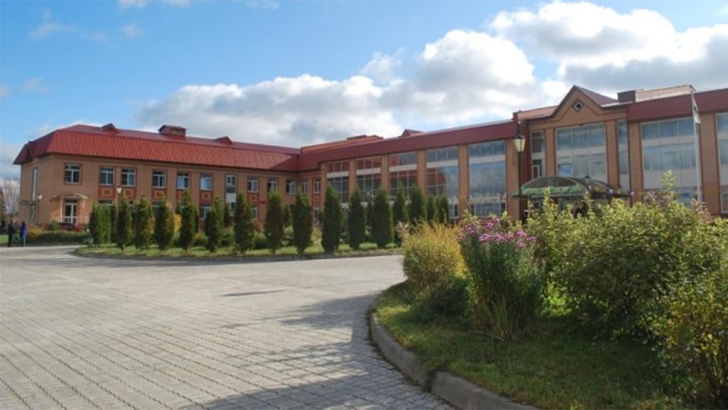 Генпрокуратура национализировала лицей интернат Подмосковный созданный Ходорковским Мещанский суд Москвы в полном объеме удовлетворил иск Генпрокуратуры об обращении в доход государства лицея интерната для обучения детей из социально незащищенных семей Подмосковный основанный Михаилом Ходорковским пишет Интерфакс По данным Генпрокуратуры учреждение фактически принадлежит бывшему главе ЮКОСа Ходорковскому и бывшему руководителю Менатепа Платону Лебедеву Финансирование лицея как утверждается велось через признанный в России нежелательным Фонд Ходорковского а деятельность учебного заведения носит политически ангажированный характер Представители лицея заявили в суде что учреждение не получало каких либо средств от Ходорковского Они также сообщили что преподаватели школы не проходили обучение за рубежом Лицей не имеет никаких вообще никаких отношений ни с фондом Ходорковского ни с самим Ходорковским сказал адвокат Олег Ильин Представители учебного заведения намерены подать апелляцию на решение суда