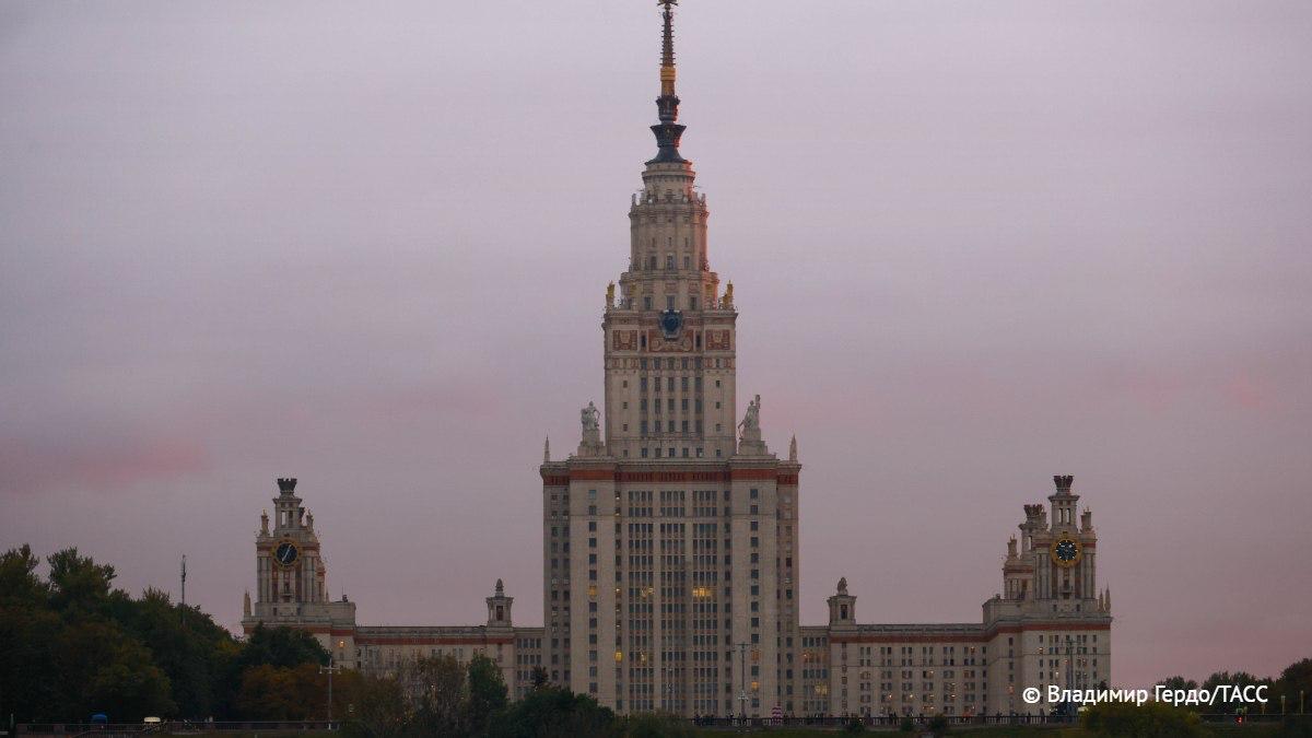 МГУ признан лучшим среди российских вузов и научно-исследовательских центров в новом исследовании Центра рейтингов мировых университетов. Об этом сообщила пресс-служба вуза.     / Наука