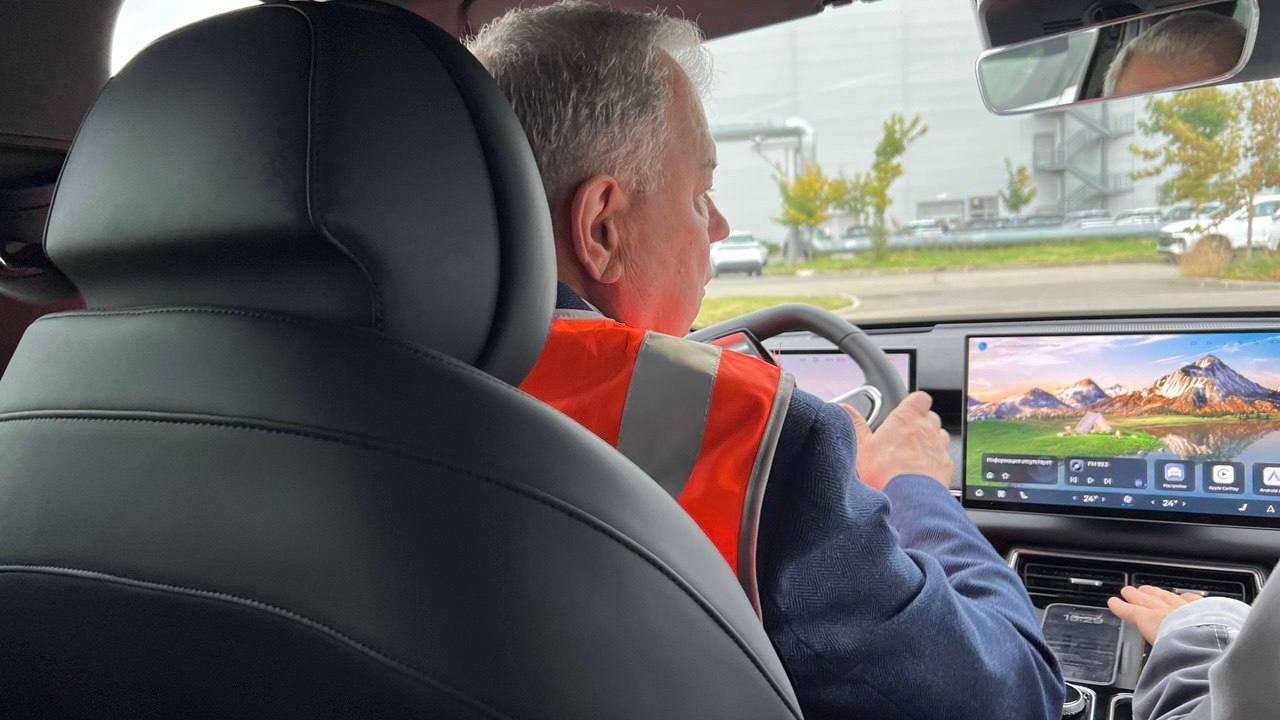 Сенатор Артамонов сел за руль Tenet Почти 112 000 автомобилей планирует произвести в Калуге в этом году ООО АГК Вместе с директором завода прошли по обновленным цехам бывшего Фольксвагена обсудили рабочие вопросы Радует высокая культура производства унаследованная от немецкой компании ведь почти весь персонал на заводе сохранился Отношение к качеству теперь даже еще серьезней Уверен что машины под маркой Tenet которые здесь выпускаются завоюют российский авторынок отметил Анатолий Артамонов Присоединяйтесь к Народу Обнинска