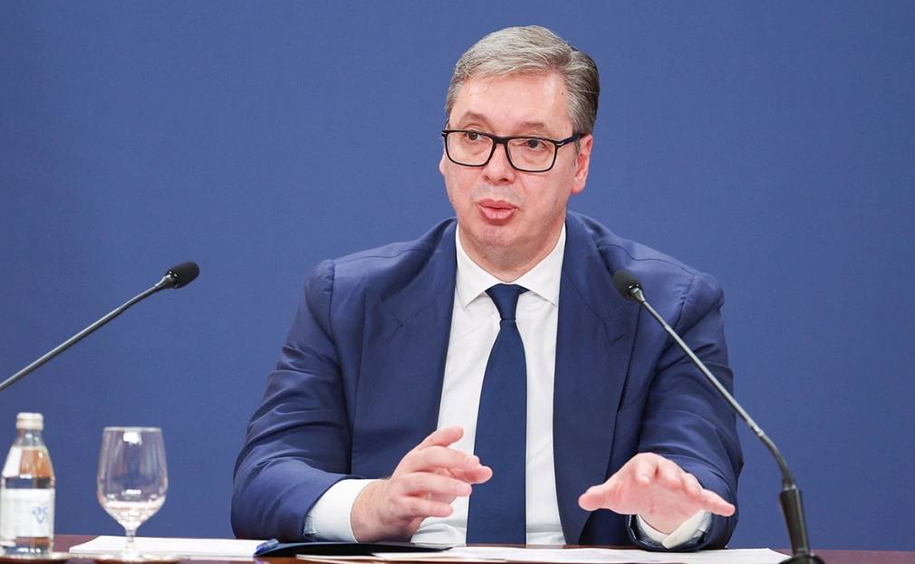 Утверждения об участии сербского президента Александра Вучича в человеческих сафари во время осады Сараево не соответствуют действительности сообщил МИД Сербии Обвинения основаны лишь на голословных инсинуациях ни одно из которых не было подтверждено компетентным судебным органом будь то национальный или международный институт суд трибунал или следственный орган написал в X министр иностранных дел Сербии Марко Джурич Речь идет о предполагаемой охоте на людей которую за деньги устраивали в Сербии для иностранных туристов Расследование этого дела начала в ноябре 2025 года прокуратура Милана Фото Zorana Jevtic Reuters РБК в Telegram и MAX