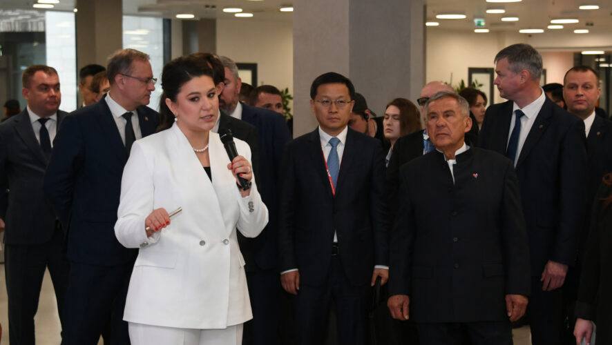 Татарстан смог на 1 4 нарастить объем инвестиций в условиях кризиса Почему другим регионам не удается повторить успех Татарстана Секрет в теплых контактах по всему миру и развитой инвестиционной инфраструктуре рассказала KazanFirst глава АИР Талия Минуллина По итогам 9 месяцев объем инвестиций в республику вырос на 23 тогда как средний показатель по стране не достигает и 1 Частные вложения увеличились более чем на 1 3 Но эксперты отмечают основной рост обеспечивают крупные предприятия а у малого бизнеса сегодня таких возможностей нет Подробности в материале KazanFirst   в бот