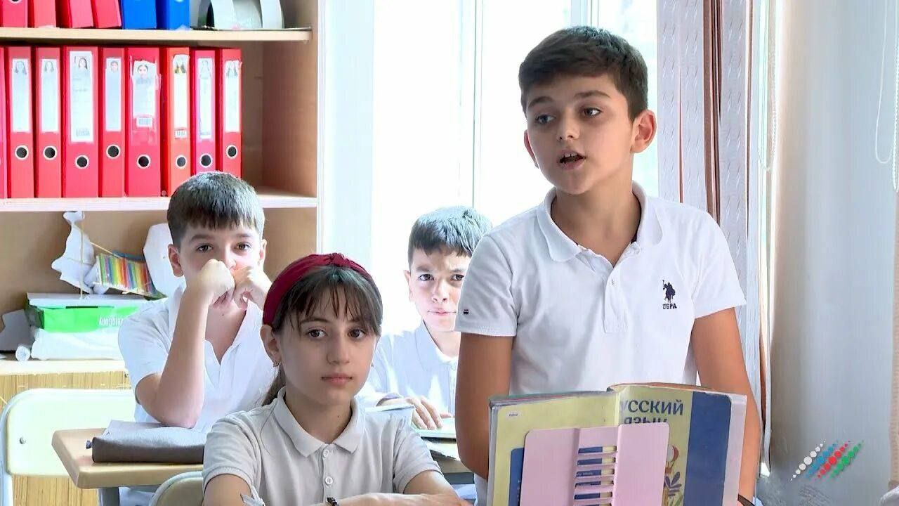 В Баку заявили, что не планируют закрывать русские классы.  Министр образования Азербайджана Эмин Амруллаев подчеркнул, что вопрос закрытия русских отделений в школах не стоит на повестке дня. По его словам, наоборот, в стране ощущается нехватка учителей русского языка, и власти вынуждены брать на работу даже тех, кто набирает низкие баллы на экзаменах — 50–60 против 80 и выше у кандидатов в азербайджанские классы.  При этом он напомнил, что знание азербайджанского языка остаётся приоритетом: обучение в школах финансируется из бюджета, а значит, государство вправе требовать от учеников знания родного языка.  НАШИ РЕСУРСЫ:   Telegram   Tik-tok    YouTube   RUTUBE