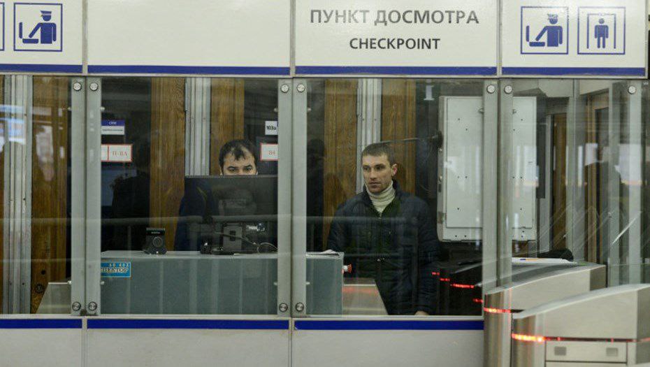 Время непростое Власти Санкт Петербурга объяснили почему у пассажиров метро начали проверять телефоны при входе Вице губернатор Поляков связал это с повышенными мерами безопасности Метрополитен является объектом транспортной безопасности Сейчас применяем повышенные меры безопасности время непростое сказал он Чиновник попросил отнестись к усилению досмотра пассажиров с пониманием   Подписывайтесь на Расстригу