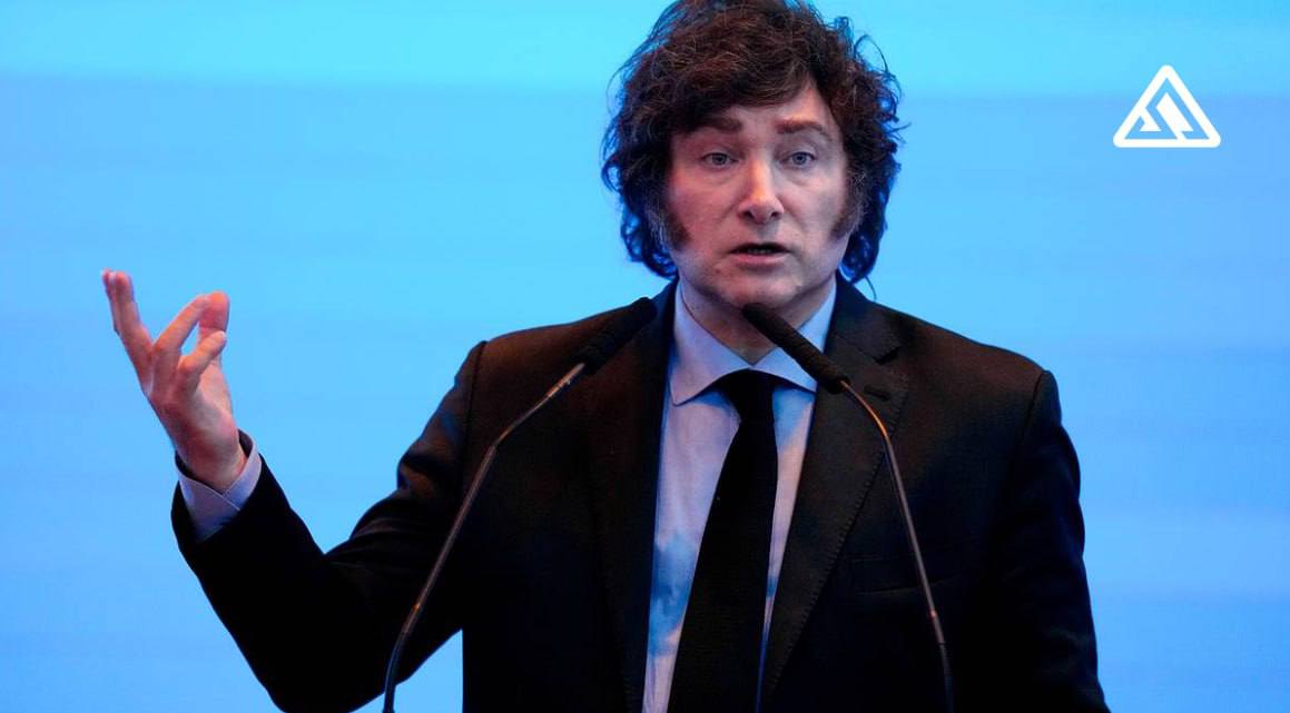 Антикоррупционное агентство Аргентины оправдало президента Милея в скандале с мем-коином LIBRA Управление по борьбе с коррупцией OA не нашло признаков нарушения этики в действиях Хавьера Милея, после того как тот в феврале продвигал токен LIBRA, который резко вырос до $4,56 млрд, а затем обвалился более чем на 90%. По мнению OA, публикация в X была «частным сообщением» и не выражала официальную позицию государства. Однако суд в Аргентине продолжает рассмотрение гражданского иска инвесторов, а также запросил банковские данные Милея и его сестры. Прокуратура заморозила активы, связанные с LIBRA, на ~$100 млн. Circle заблокировала USDC на $57,6 млн, подозревая связь с проектом. Минюст США тоже начал собственное расследование. В Конгрессе Аргентины запущено сразу три инициативы по изучению участия чиновников. Скандал набирает обороты, несмотря на оправдание со стороны OA. Mining Cluster TG Dzen Web