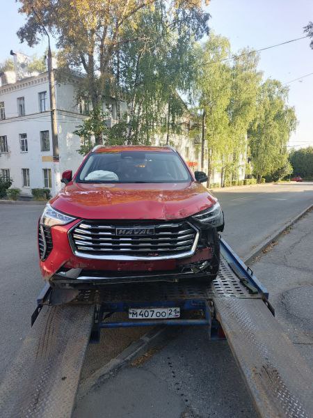 Туристки из Казани угнали автомобиль у таксиста и попали в ДТП в Чувашии   Под утро в полицию поступило сообщение о том, что в Чебоксарах по дорогам ездят неадекватные девушки. Экипаж ДПС выехал в указанном направлении и обнаружил автомобиль на улице Коллективной, где одна из девушек врезалась в забор.    Освидетельствование показало, что юная автоледи управляла иномаркой в состоянии алкогольного опьянения, и к тому же без прав. Машину отправили на спецстоянку, автоледи и ее подругу - в отделение полиции.  Позже в полицию обратился таксист с заявлением об угоне.  Оказалось, что нетрезвые туристки из Казани, которых он по их просьбе катал по столице Чувашии, угнали автомобиль, когда водитель заехал на АЗС и отлучился, оставив ключи в замке зажигания.     В отношении девушек 19 и 20 лет возбуждено уголовное дело. Ущерб потерпевшим оценивается в сумму около 2 миллионов рублей.