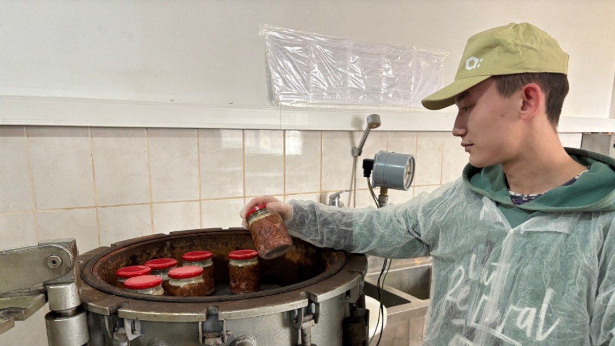 В Хворостянском районе Самарской области появился агротехкласс В Хворостянском районе Самарской области появился агротехкласс Об этом сообщает региональный Минсельхозпрод Инициатором его создания стала семейная животноводческая ферма Сергея Савенкова из села Чувичи Ферма функционирует по принципу от поля до прилавка Савенковы выращивают мясной скот и обеспечивают его кормами Полученное мясо перерабатывается и реализуется через фирменный магазин Благодаря фермерам село Чувичи переживает новую жизнь Глава семьи Сергей Савенков занимается мясным животноводством более 15 лет На его ферме содержится около 1000 голов абердин ангусской породы Его дочь Евгения Бесчетнова помогает ему в управлении бизнесом Она отвечает за реализацию продукции маркетинг и развитие предприятия Не только в родном селе и Хворостянском районе но и за пределами территорий известны и тушёная говядина и печёночный паштет и яблочный сок и полуфабрикаты этого хозяйства Евгения также предложила открыть кафе кулинарию в райцентре где можно проводить мероприятия и покупать готовые блюда выпечку и стрит фуд Она также изучала возможность выхода на китайский рынок где есть спрос на консервированную мясную продукцию из России Евгения не жалеет о своём решении переехать из столицы и уверена что можно реализоваться в любом месте пишут в Минсельхозпроде Самарской области Евгения рада открытию агротехкласса и планирует делиться своими знаниями и опытом Она приехала в Чувичи 16 лет назад и с тех пор увлечена сельским хозяйством В программе обучения четыре предмета но планируется изучать гораздо больше так как в агробизнесе важны все знания Конечная цель работы производство качественных и полезных продуктов питания поэтому ученики агротехклассов смогут попробовать вкусные блюда Тем временем Правительство Самарской области всячески поощряет местных предпринимателей для них создаются все условия развития не только в родном регионе но и за его пределами Так благодаря государственной поддержке в губернии фермеры из Красноярского района освоили производство изысканного сыра пекорино Минсельхозпрод Самарской области ГТРК Самара MAX lВК lОК lСАЙТ