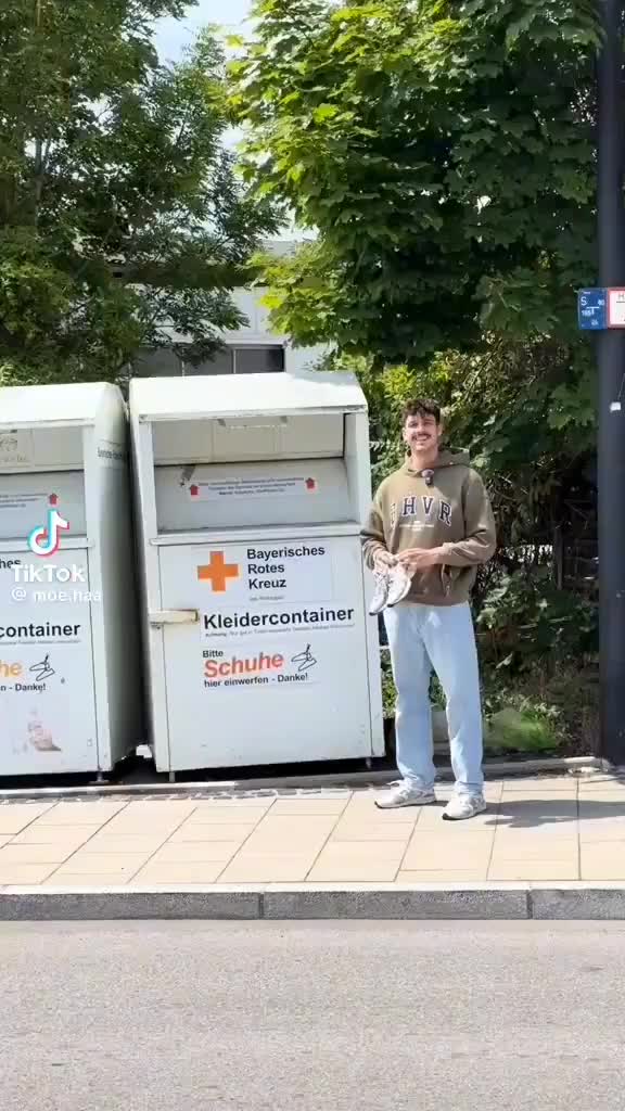 Тиктокер отслеживает путь кроссовок из контейнера Красного Креста до Боснии