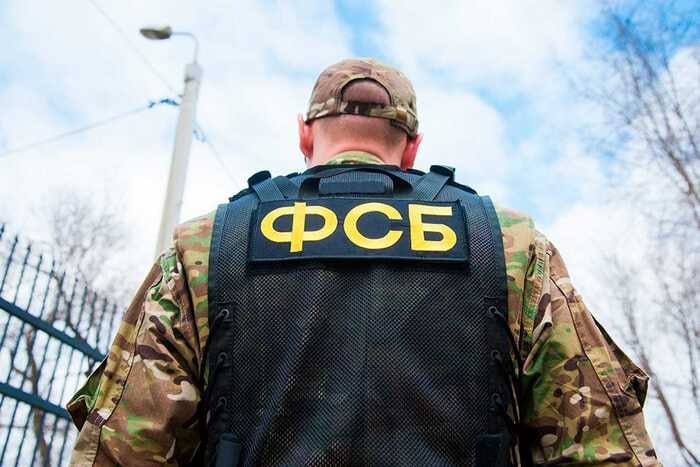 СМИ: за 2025 год силовики задержали почти 100 высокопоставленных чиновников по подозрению в коррупции. Это рекорд за последние 10 лет  В России идет чистка высокопоставленных чиновников: их массово арестовывают на глазах у всей страны. Почти треть  28%  уголовных дел приходится на долю силовиков. Число арестованных федеральных чиновников топ-уровня — от министров до руководителей департаментов и их заместителей — превысило показатели до начала.  Эксперты связывают рост уголовных дел с желанием правоохранителей нарастить показатели и усилить контроль над госслужащими. Плотность регуляций и сложность бюрократии создают условия, в которых любое нарушение легко превратить в преступление, а сумма ущерба искусственно завышается.  «Чтобы выжить, автократии нужно наводить страх. Рост рисков для чиновников, передел активов и невозможность безопасно покинуть страну — один из главных дестабилизирующих факторов в современной России» — комментирует ситуацию политолог Екатерина Шульман.  Источник: ПАПКА ПЕРВОГО